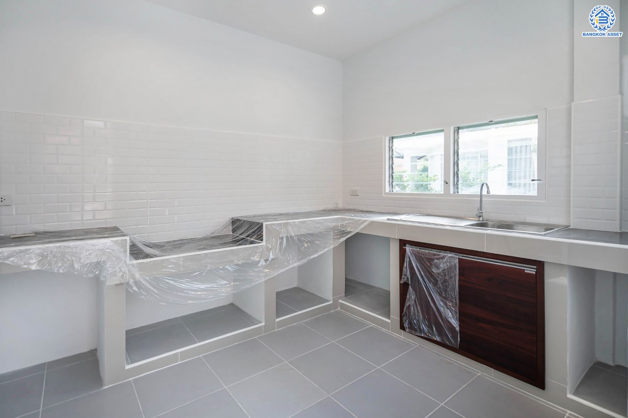 บ้านมือสองตกแต่งใหม่ แบรนด์ LH โครงการ มัณฑนา เพชรเกษม81 หลังมุม กว้างขวาง พร้อมรองรับทุกความสุข บนเนื้อที่ 69.3 ตร.ว. พื้นที่ใช้สอยกว่า 182.5 ตร.ม. พร้อมฟังก์ชัน 3 ห้องนอน 3 ห้องน้ำ จอดรถได้ 1 คัน บนทำเลเชื่อมต่อสู่ ถ.เพชรเกษม, ถ.พุทธมณฑลสาย4 ใกล้เดอะมอลล์ บางแค และม.มหิดล